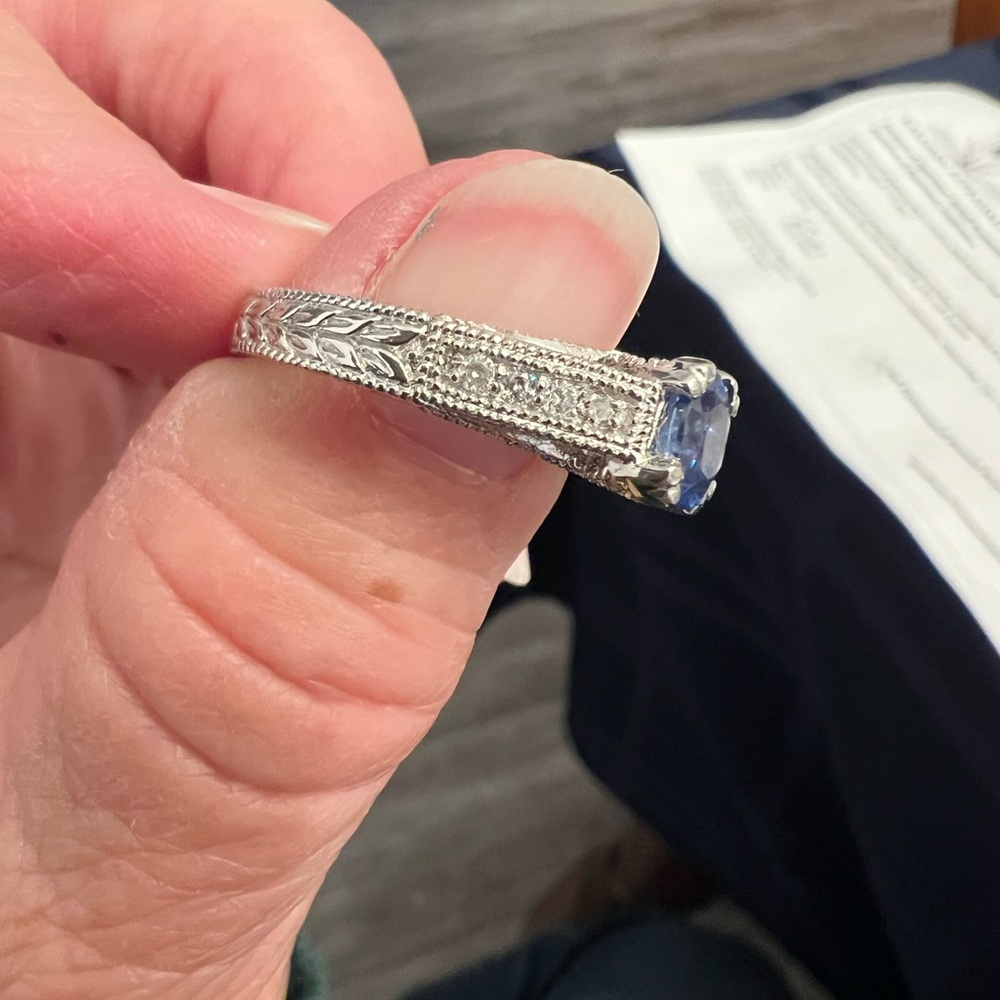 Elegant Platinum and Blue Sapphire Gemstone Ring - Picture 4 of 7